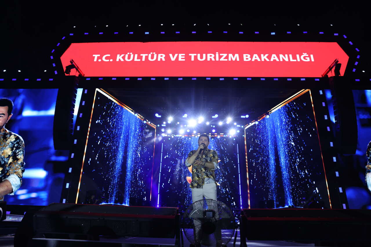 Konya’da binlerce kişi meydana koştu! Serkan Kaya konseri geceye damga vurdu 10